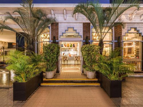 孟买索菲特孟买BKC酒店的棕榈树购物中心和商店