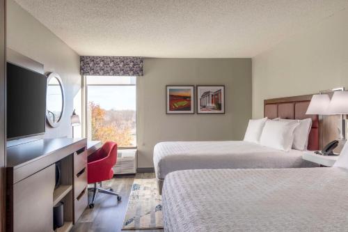 阿森斯阿森斯汉普顿酒店 的酒店客房设有两张床和电视。