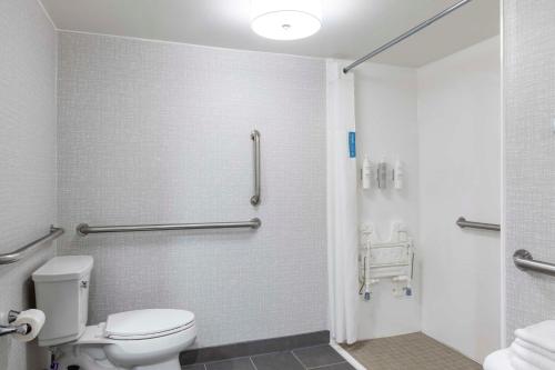 阿森斯阿森斯汉普顿酒店 的一间带卫生间和淋浴的浴室