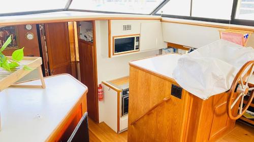 巴塞罗那Yacht y fiestas的一艘带柜台和厨房的小船