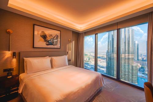 迪拜THE CLOSEST building to Burj Khalifa with Fountain View in Address Opera Residence的一间卧室设有一张大床和一个大窗户