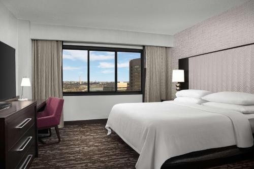 阿林顿Embassy Suites by Hilton Crystal City National Airport的酒店客房设有一张床和一个大窗户