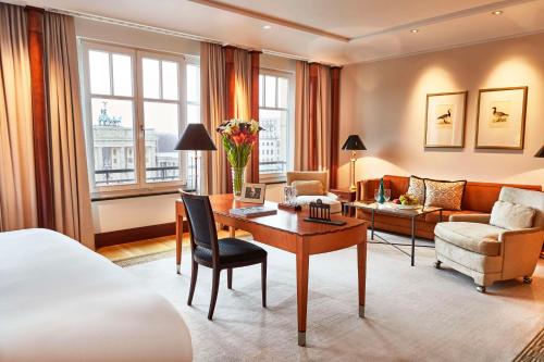 柏林阿德隆凯宾斯基酒店的配有一张床和一张书桌的酒店客房