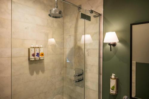 亨利昂泰晤士The Bottle & Glass Inn - Barn View - Room 2的浴室里设有玻璃门淋浴