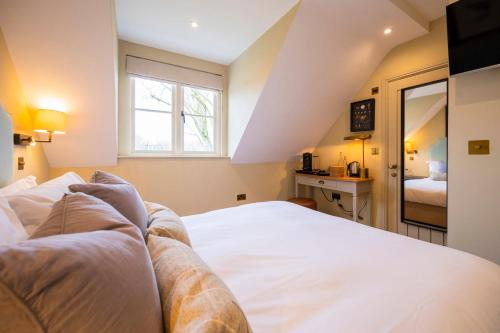 亨利昂泰晤士The Bottle & Glass Inn - Barn View - Room 2的卧室设有一张白色大床和一扇窗户。