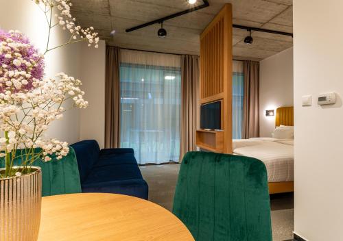 塞格德Noir Hotel的酒店客房带一张床、一张桌子和椅子
