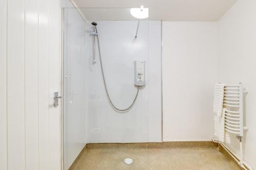 斯卡伯勒Queens Cabin - Near South Bay Beach的浴室里设有玻璃门淋浴