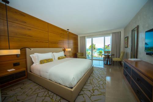 迪尔菲尔德海滩皇家蓝调酒店 的一间卧室设有一张大床和一个大窗户