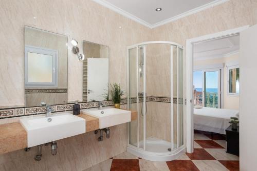 卡尔佩Villa Ros - PlusHolidays的一间带两个盥洗盆和淋浴的浴室