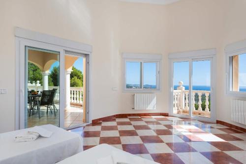 卡尔佩Villa Ros - PlusHolidays的白色客房 - 带两张床和 ⁇ 板地板