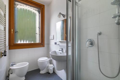 马格拉LA MAR Apartment Chirignago的浴室配有卫生间、盥洗盆和淋浴。