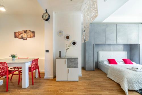 马格拉LA MAR Apartment Chirignago的一间卧室配有一张床、一张桌子和一张书桌