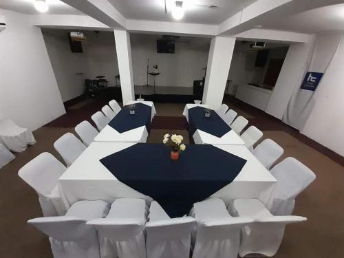 库埃纳瓦卡era hc的一间会议室,配有桌子和白色椅子