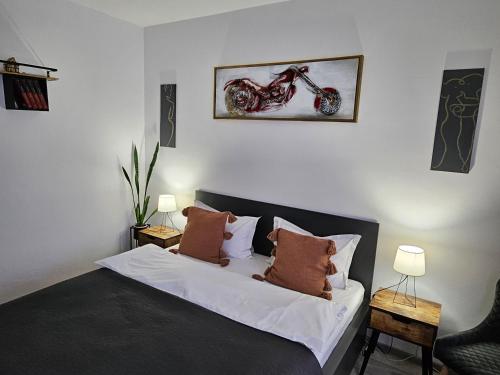 皮亚特拉-尼亚姆茨Nico的卧室配有一张壁挂摩托车的床