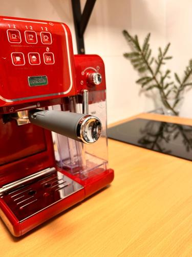 穆恩特勒白索利Cabana Ruku的一张桌子上的一个红色咖啡机
