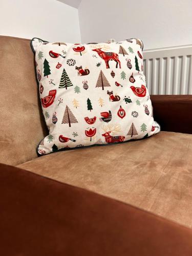 穆恩特勒白索利Cabana Ruku的沙发上带圣诞图案的枕头