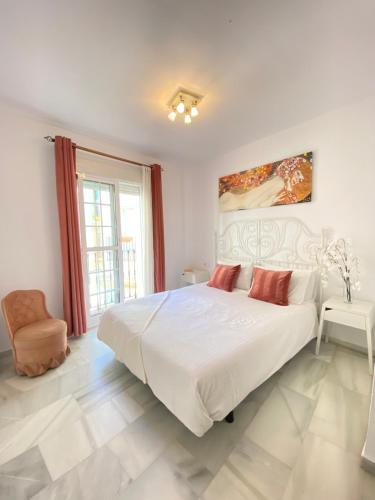 马贝拉La Pimentera Centro Histórico - Marbella的白色卧室配有一张大床和椅子
