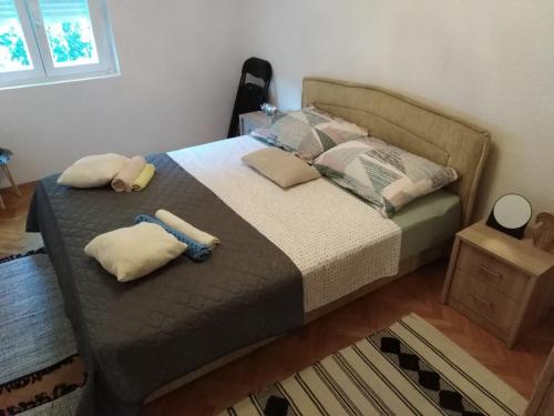 伯德古拉Apartment Anđela的一间卧室配有一张带两个枕头的床