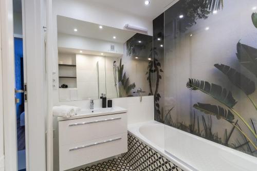 弗沃茨瓦韦克South House的浴室配有白色浴缸、盥洗盆和浴缸。