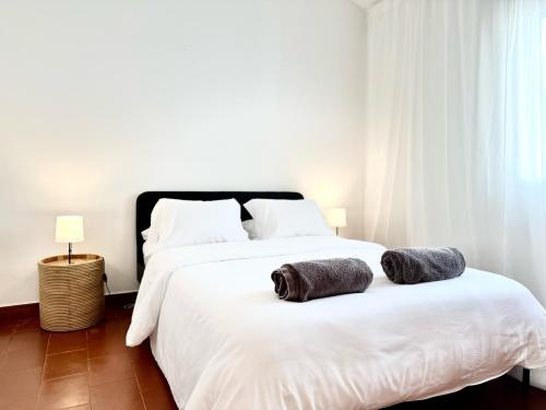 圣港Casa do Profeta的卧室配有白色的床和两个枕头