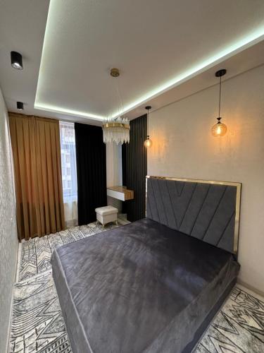 撒马尔罕Уютная квартира в центре города的一间卧室,卧室内配有一张大床
