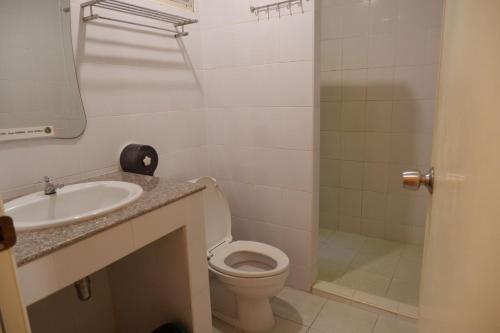 象岛Goldbeach guesthouse的一间带卫生间和水槽的浴室