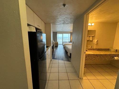 代托纳海滩翡翠海岸酒店 - 代托纳海滩的带厨房的房间和一间带一张床的卧室