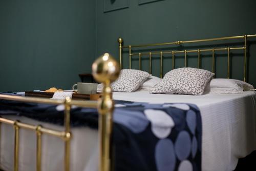 博洛尼亚Bologna Travel Suite的一张带蓝色和白色毯子及枕头的床