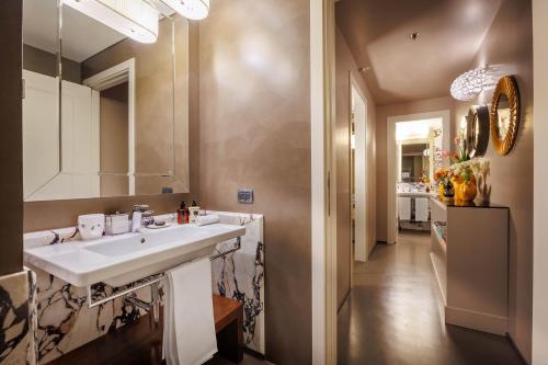罗马辛尔帕里斯酒店的一间带水槽和镜子的浴室