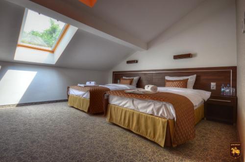 奥瓦瓦CTKiR普洛布斯啤酒酒店的配有窗户的酒店客房内的两张床