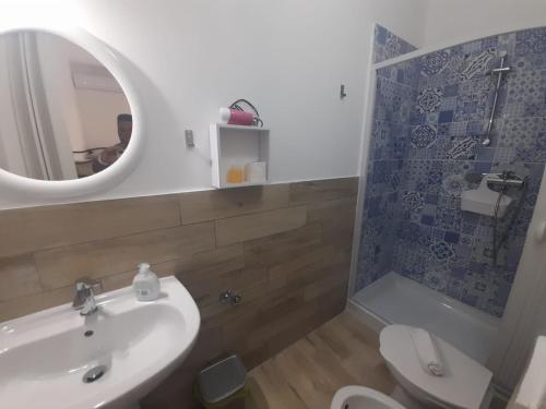 弗卡诺Vulcano: La Porta Delle Eolie 2.0的一间带水槽、卫生间和镜子的浴室