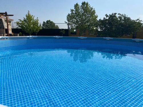 下卡尔瓦拉萨Villa El Salinar en Salamanca. Ideal familia/grupo的蓝色海水大型蓝色游泳池