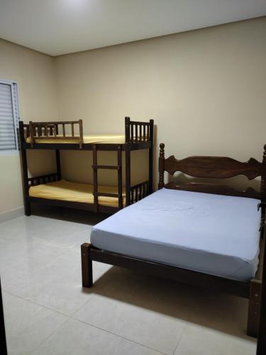 皮乌米Rancho Moreira的一间卧室配有两张双层床和一张书桌