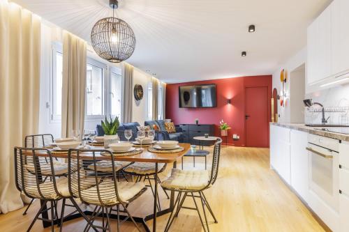 巴黎CMG Résidence Canal Saint-Martin / Vellefaux的用餐室以及带桌椅的起居室。