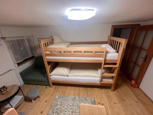 Malá MoravaChalupa U Franze的一间卧室配有两张双层床。