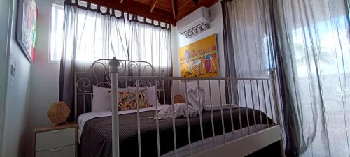 巴亚希贝Venere Bayahibe by Mireya的一间卧室配有一张带天蓬的床