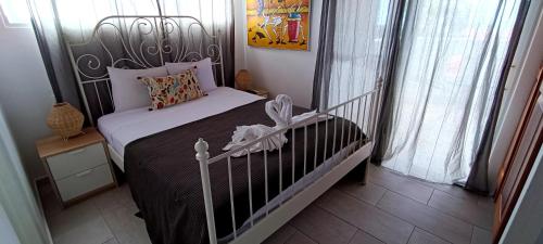 巴亚希贝Venere Bayahibe by Mireya的一间卧室配有一张带黑白色婴儿床的床