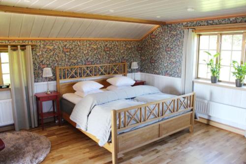 FryksåsFryksås Hotell & Gestgifveri的一间卧室,卧室内配有一张大床