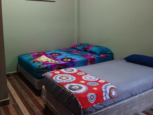 JinotegaHotel Putin的一间设有两张单人床的客房,彼此相邻。