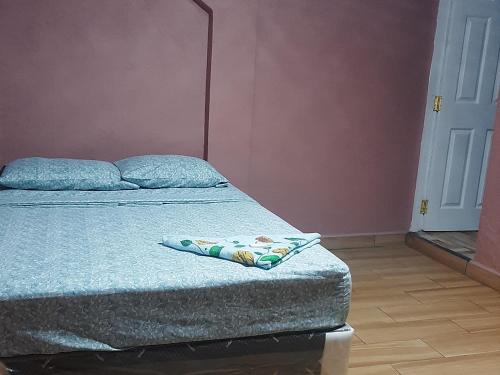 JinotegaHotel Putin的一间卧室配有一张带蓝色毯子的床