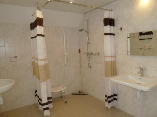 小天鹅酒店的一间浴室