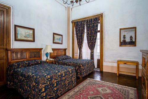 普埃布拉卡萨德拉帕尔马精品酒店的一间卧室设有两张床和窗户。
