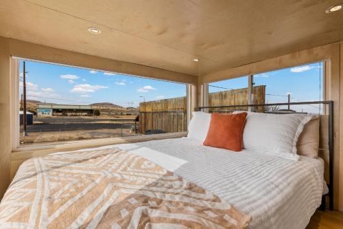 弗拉格斯塔夫Tiny home near Grand Canyon sleeps 5, epic views!的一间卧室设有一张床和一个大窗户