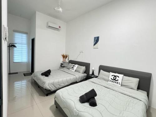 太平The Moment Homestay # WIFI TV Washer的卧室设有2张床和白色的墙壁。