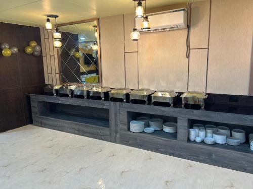 AurangābādHOTEL IMPERIAL的厨房配有白色餐具柜