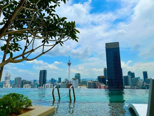 吉隆坡AXON RESIDENCE AT BUKIT BiNTANG KUALA LAMPUR的享有城市美景的无边泳池