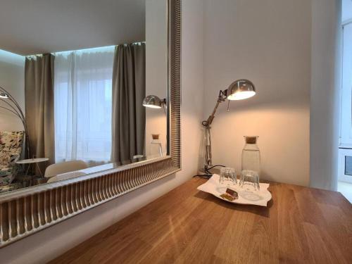 汉诺威Soleil Rooms - Pure Living in the City Center的一间设有大镜子和玻璃桌的房间
