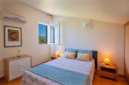 Lecci阿古拉莫拉住宿酒店的一间卧室设有一张床和一个窗口