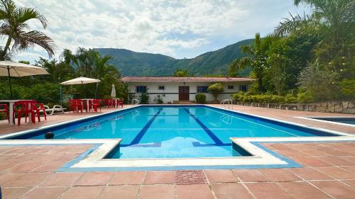 阿普洛Finca Hotel Villaruth的房屋前的游泳池
