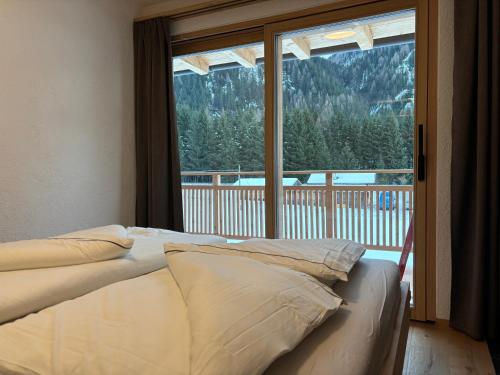卡西圣马达莱娜Stegerhof的一间卧室设有一张床和一个大窗户